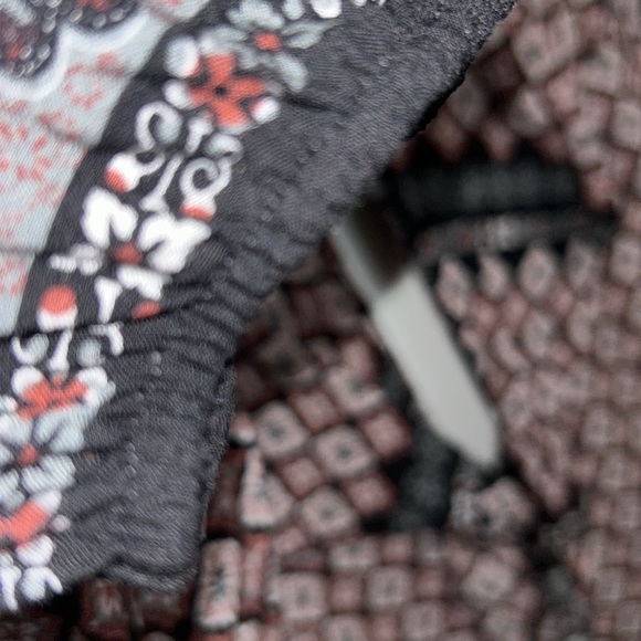 🦋Floral and Black Long Sleeve Juniors Romper 2/15$🦋 - Picture 6 of 10